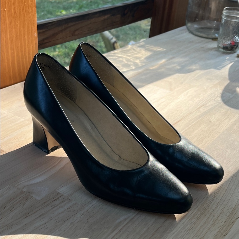 Vintage BASS Classic Black Women's Pumps